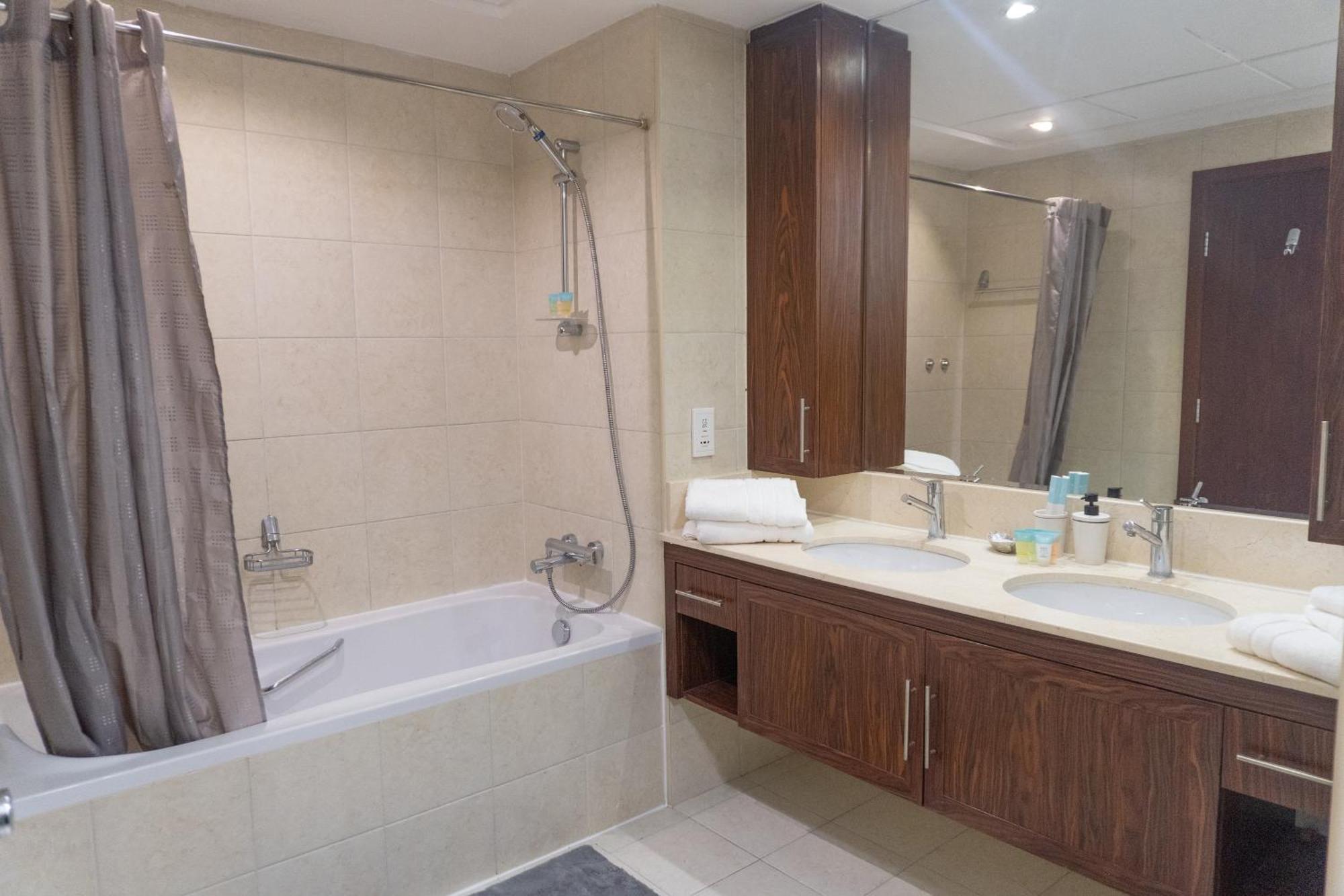 Downtown Oasis, Burj Khalifa Views, Luxury Amenities Lejlighed Dubai Eksteriør billede